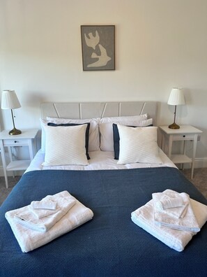 2 quartos, ferros/tábuas de passar roupa, Wi-Fi, roupa de cama