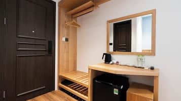 Suite, River View | Blackout drapes, iron/ironing board, free WiFi