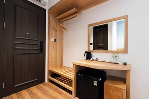 Suite, vistas al río | Cortinas opacas, tabla de planchar con plancha, wifi gratis