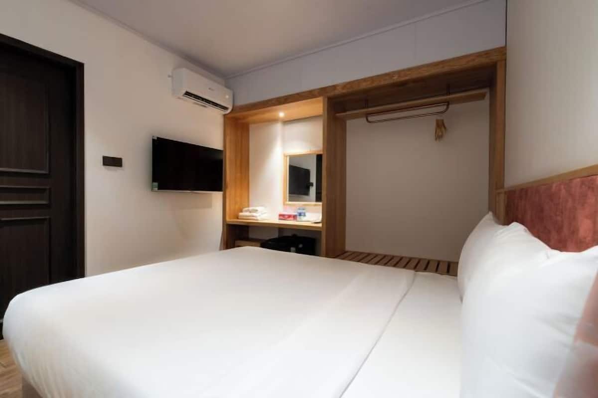 Blackout drapes, iron/ironing board, free WiFi