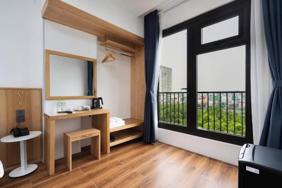 Suite, vistas al río | Cortinas opacas, tabla de planchar con plancha, wifi gratis
