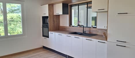 Frigorífico, microondas, horno y placa de cocina