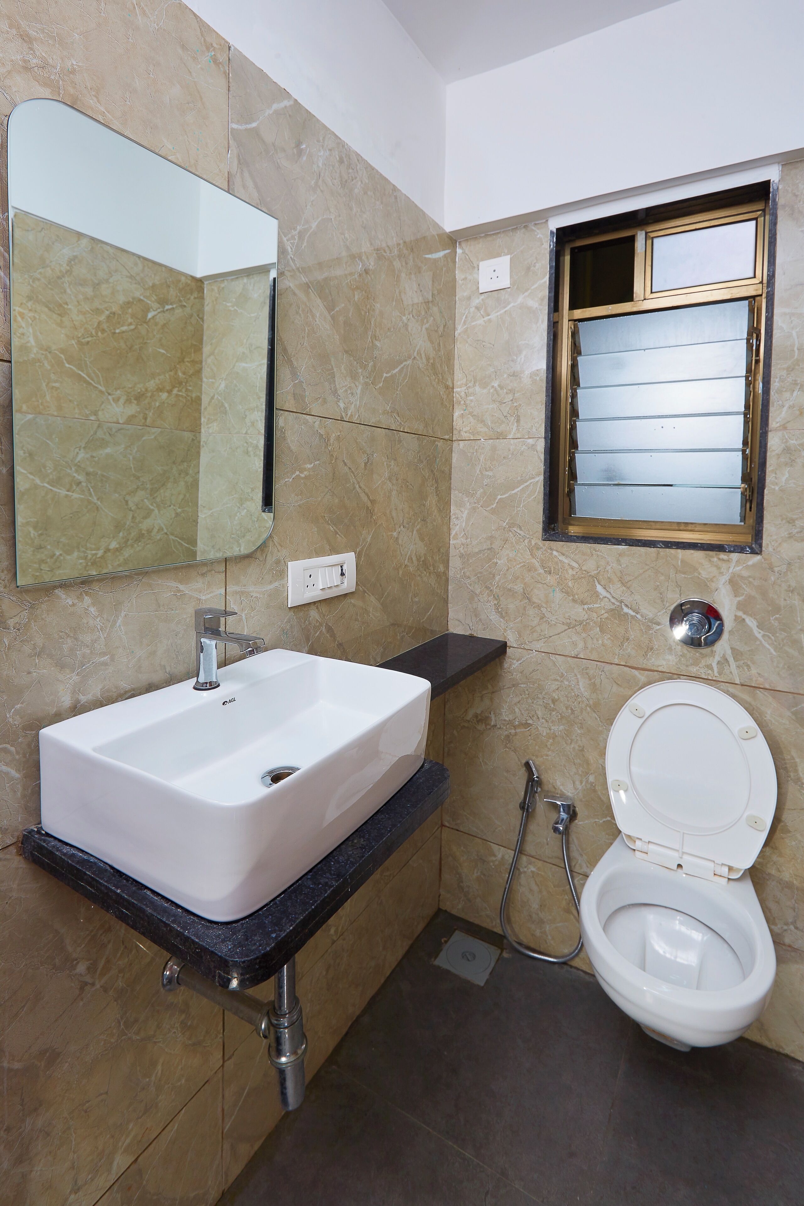 Un baño con lavamanos blanco, espejo, inodoro y ducha.