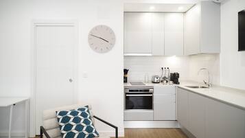 Een koelkast, een magnetron, een oven, een vaatwasser