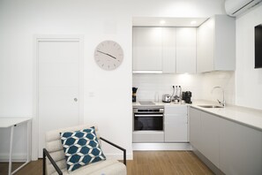 Kjøleskap, mikrobølgeovn, ovn og oppvaskmaskin