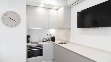 Een koelkast, een magnetron, een oven, een vaatwasser