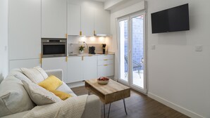 Eine moderne Wohnung mit Küche, Essbereich und Wohnzimmer.