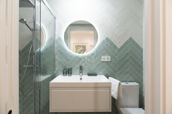 Shower, hair dryer, towels