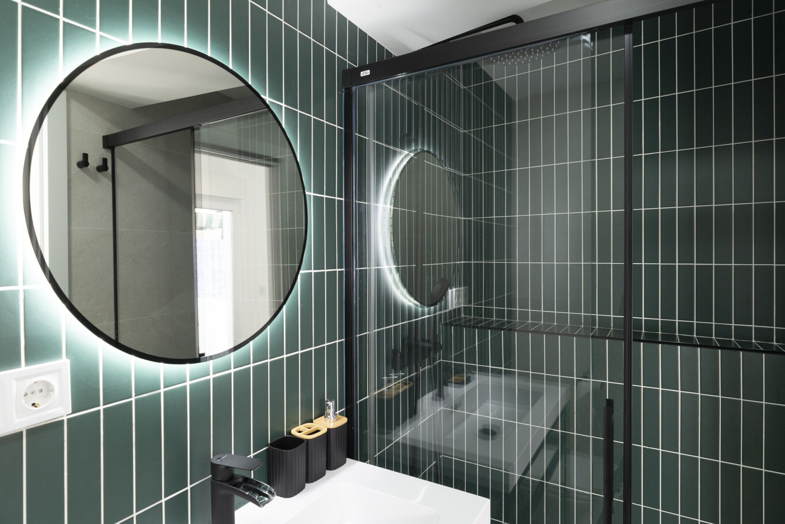 Ducha, secador de pelo y toallas