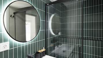 Ducha, secador de pelo y toallas