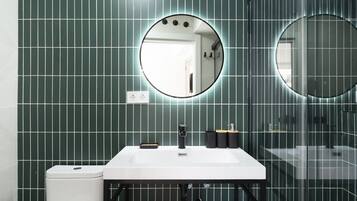 Ducha, secador de pelo y toallas