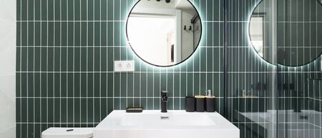 Chuveiro, secador de cabelo, toalhas de banho