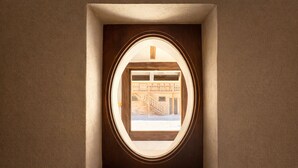 Una veduta inquadrata di un edificio con una scala e un portone.