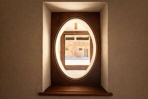 Une vue encadrée d’un bâtiment avec un escalier et une porte.