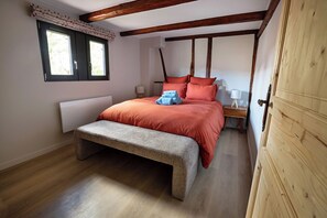 5 bedrooms, iron/ironing board, WiFi, bed sheets