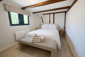 5 chambres, fer et planche à repasser, Wi-Fi, draps fournis