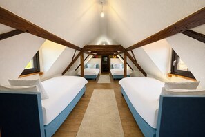 A room with two beds, a wooden ceiling, and a skylight. - Gîte 1807 - Alsace of Yesterday & Today (Hangenbieten)