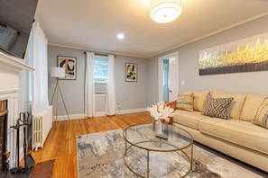 TV, fireplace - Comfy Nest ~ 3BR Sleeps 7 ~ 15 mins to Hartford (Manchester)