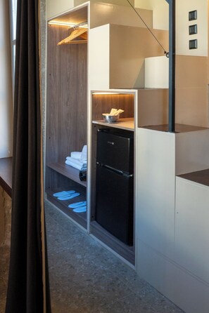 JOHNNY CASH - Loft Family Suite | Bộ đồ giường cao cấp, két bảo mật tại phòng 