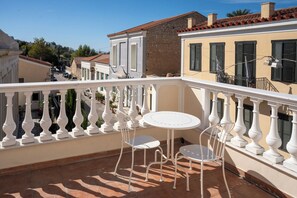 Exterior detail - The Saints Inn (Athens)