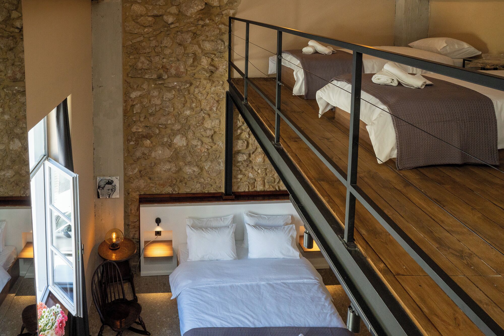 Ropa de cama de alta calidad y caja de seguridad en la habitación 