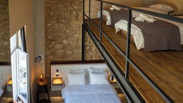 Ropa de cama de alta calidad y caja de seguridad en la habitación
