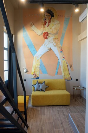 ELVIS PRISLEY - Loft Premium Room | Bộ đồ giường cao cấp, két bảo mật tại phòng 