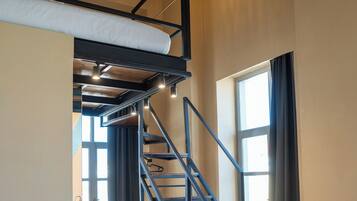 ELVIS PRESLEY - Loft Premium Room | Ropa de cama de alta calidad y caja de seguridad en la habitación
