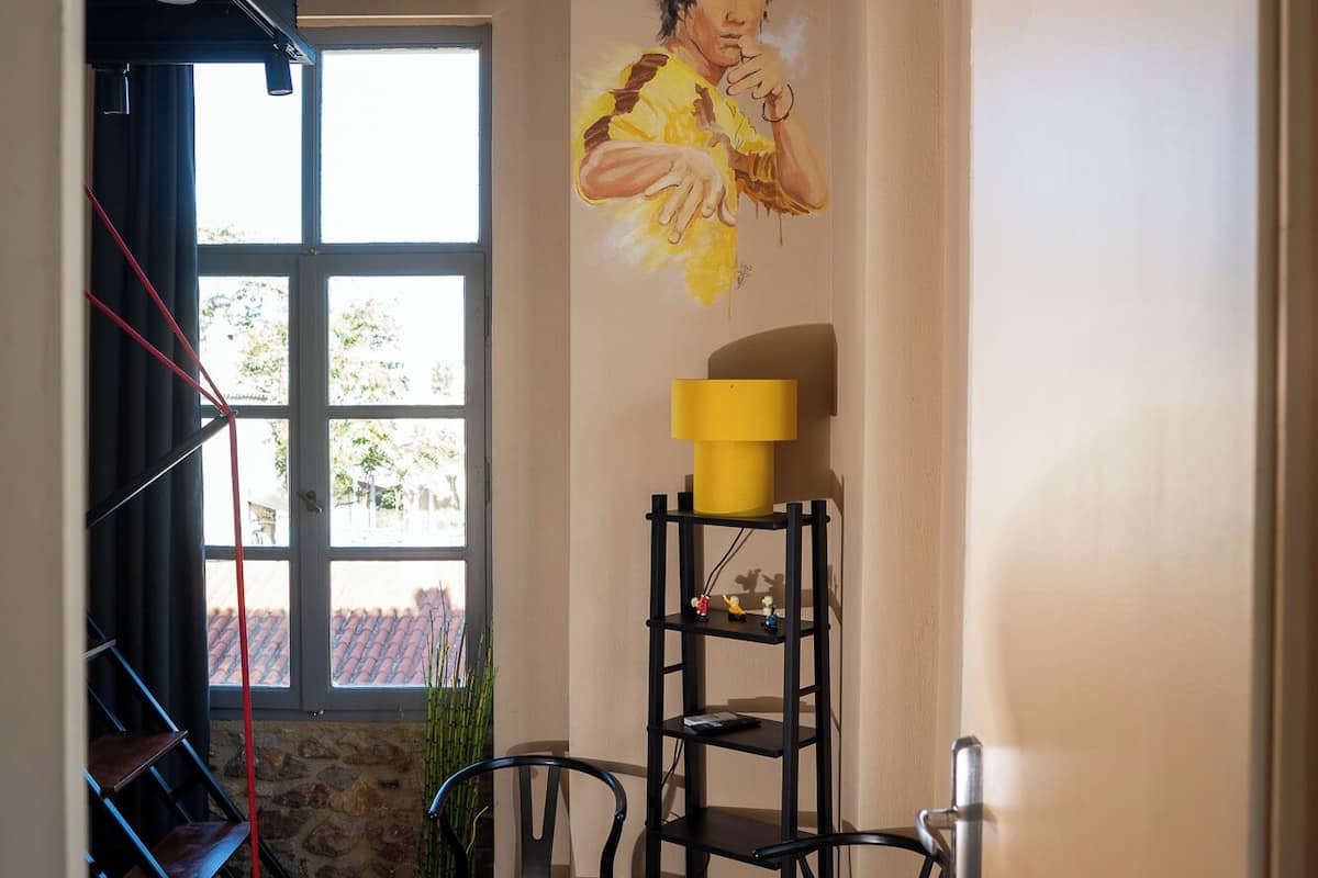 BRUCE LEE - Loft Superior Double Room | Ropa de cama de alta calidad y caja de seguridad en la habitación