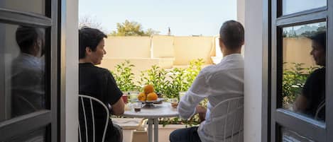 أغطية فراش متميزة وخزنة داخل الغرفة ومكواة/لوح كي