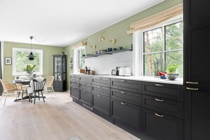Réfrigérateur, four à micro-ondes, un four, surface de cuisson