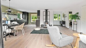 Una cocina moderna con comedor, chimenea y vistas al exterior.