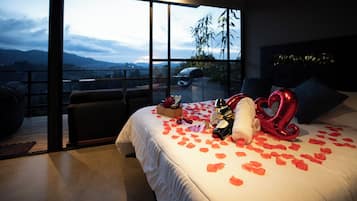 Deluxe Cabin, Mountain View | Premium bedding, minibar, laptop workspace, blackout drapes