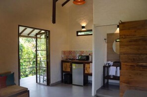 Deluxe Suite, Garden View | Private kitchen | Fridge, microwave, stovetop, cookware/dishes/utensils