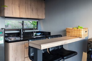 Cabana luxo, vista para a montanha | Cozinha privada | Geladeira, micro-ondas, cooktop, talheres/pratos/utensílios de cozinha