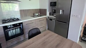Mikrobølgeovn, ovn, kokeplater og oppvaskmaskin