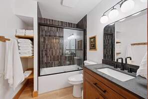 Secador de cabelo, toalhas de banho, sabonete, papel higiênico