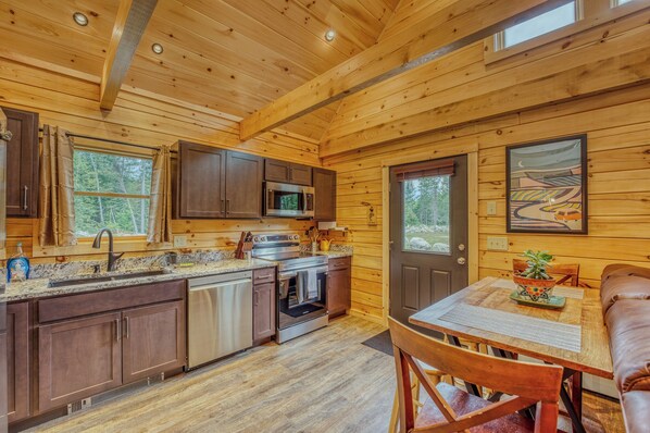 ثلاجة، ميكروويف، فرن، موقد طهي مسطح