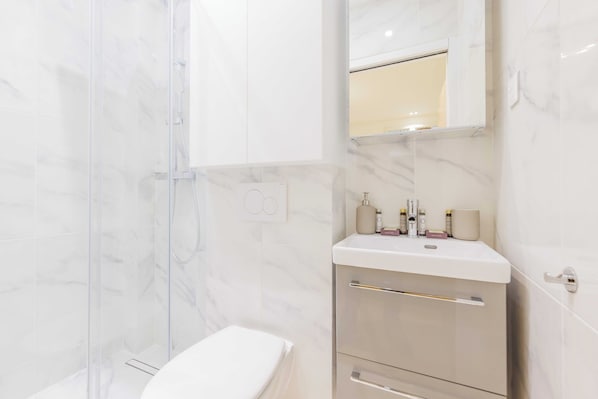 Appartement | Salle de bain | Séchoir à cheveux, serviettes fournies, shampooing