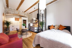 1 slaapkamer, een strijkplank/strijkijzer, wifi, beddengoed