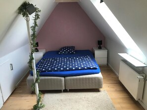 2 soverom, strykejern/-brett, internettilgang og sengetøy