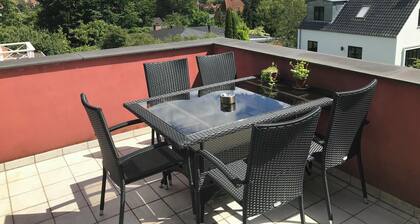 Lovely apartment on 2 levels of 125 sqm. in a nature area. Walking distance to S-trains and buses