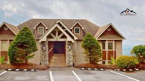 Un bâtiment à deux étages, doté d’une façade en pierre, d’une entrée centrale avec une porte en bois et d’un parking situé à l’avant.
