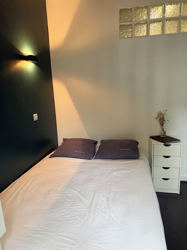 1 chambre, fer et planche à repasser, draps fournis