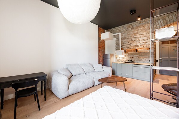Tabla de planchar con plancha, wifi y ropa de cama