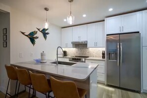 Mikrobølgeovn, ovn, kokeplater og oppvaskmaskin