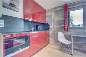 Kühlschrank, Mikrowelle, Wasserkocher mit Kaffee-/Teezubehör