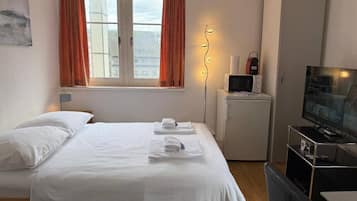 1 habitación, tabla de planchar con plancha, wifi y ropa de cama