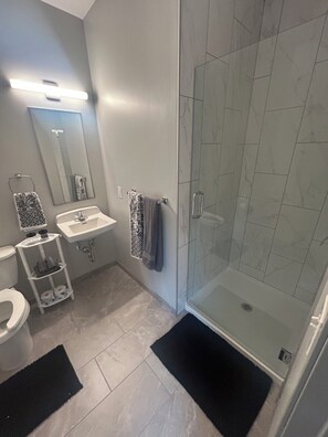 Dusche, Handtücher, Toilettenpapier