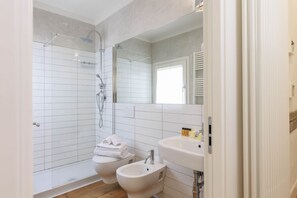 Douche, articles de toilette (gratuits), séchoir à cheveux, bidet